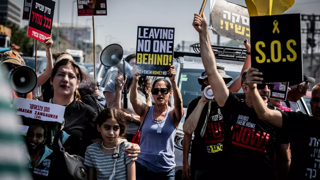 Immer wieder gehen Menschen in Tel Aviv auf die Straße, um für die Freilassung der von der Hamas im Gazastreifen festgehaltenen Geiseln zu demonstrieren. - Bild: Eyal Warshavsky/SOPA Images via ZUMA Press Wire/dpa