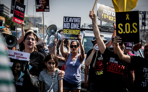 Immer wieder gehen Menschen in Tel Aviv auf die Straße, um für die Freilassung der von der Hamas im Gazastreifen festgehaltenen Geiseln zu demonstrieren. - Foto: Eyal Warshavsky/SOPA Images via ZUMA Press Wire/dpa