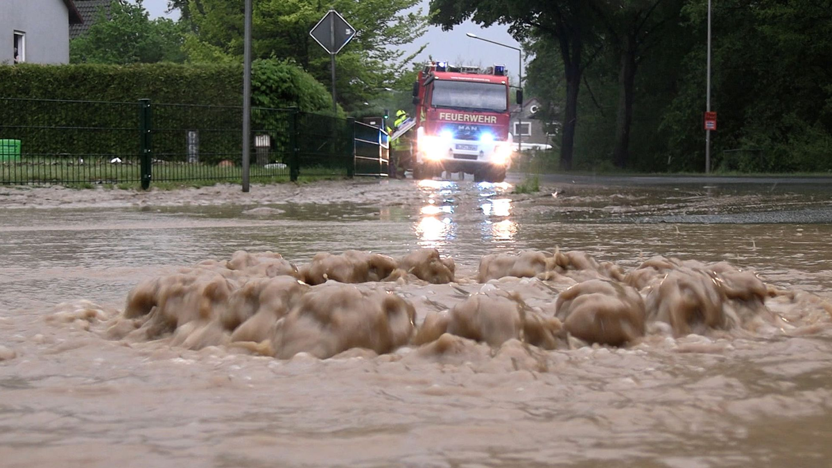 Der Regen fiel in Detmold schneller, als die Kanalisation das Wasser aufnehmen konnte. - Foto: Bernd März/dpa