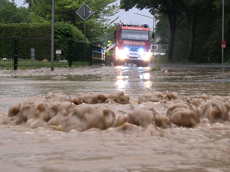 Der Regen fiel in Detmold schneller, als die Kanalisation das Wasser aufnehmen konnte. - Foto: Bernd März/dpa