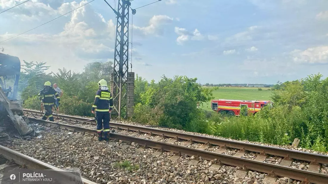 Einsatzkräfte am Unglückort im slowakischen Nove Zamky. - Bild: Kr Pz V Nitre/TASR/dpa