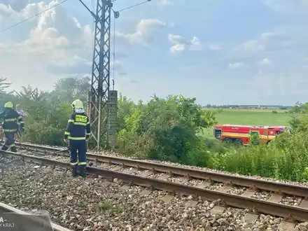 Einsatzkräfte am Unglückort im slowakischen Nove Zamky. - Foto: Kr Pz V Nitre/TASR/dpa