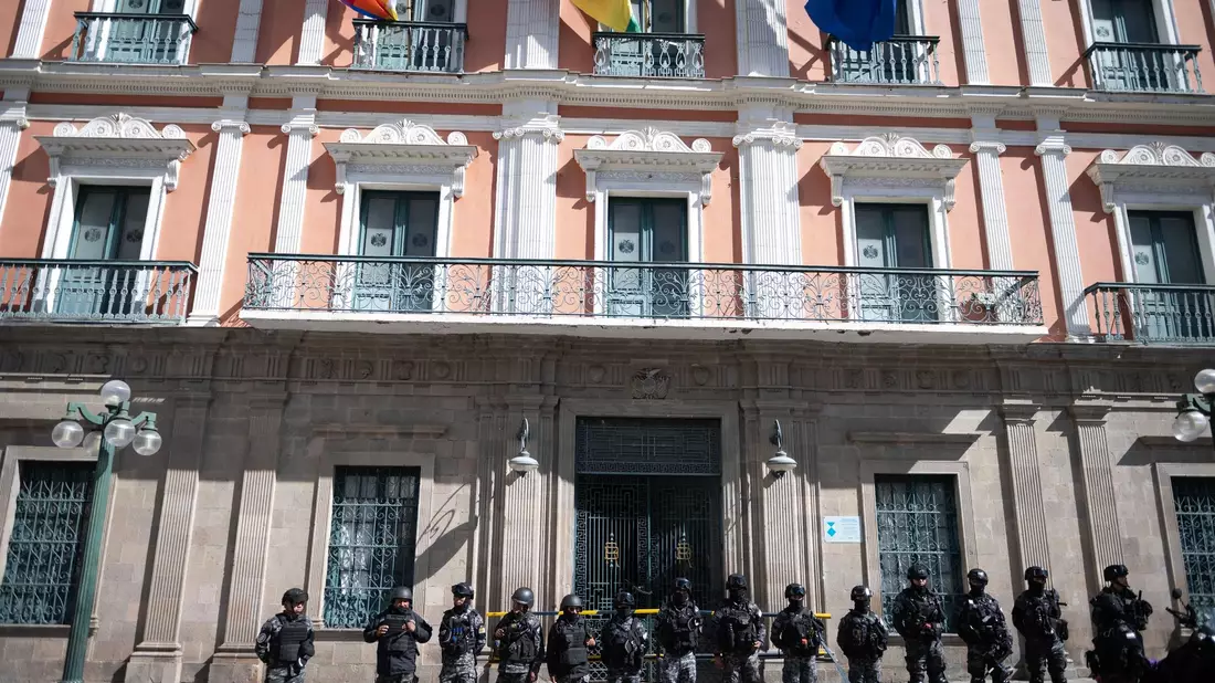 Eine Tag nach dem Putschversuche schützen Sicherheitskräfte den Regierungspalast im bolivianischen La Paz - Bild: Radoslaw Czajkowski/dpa