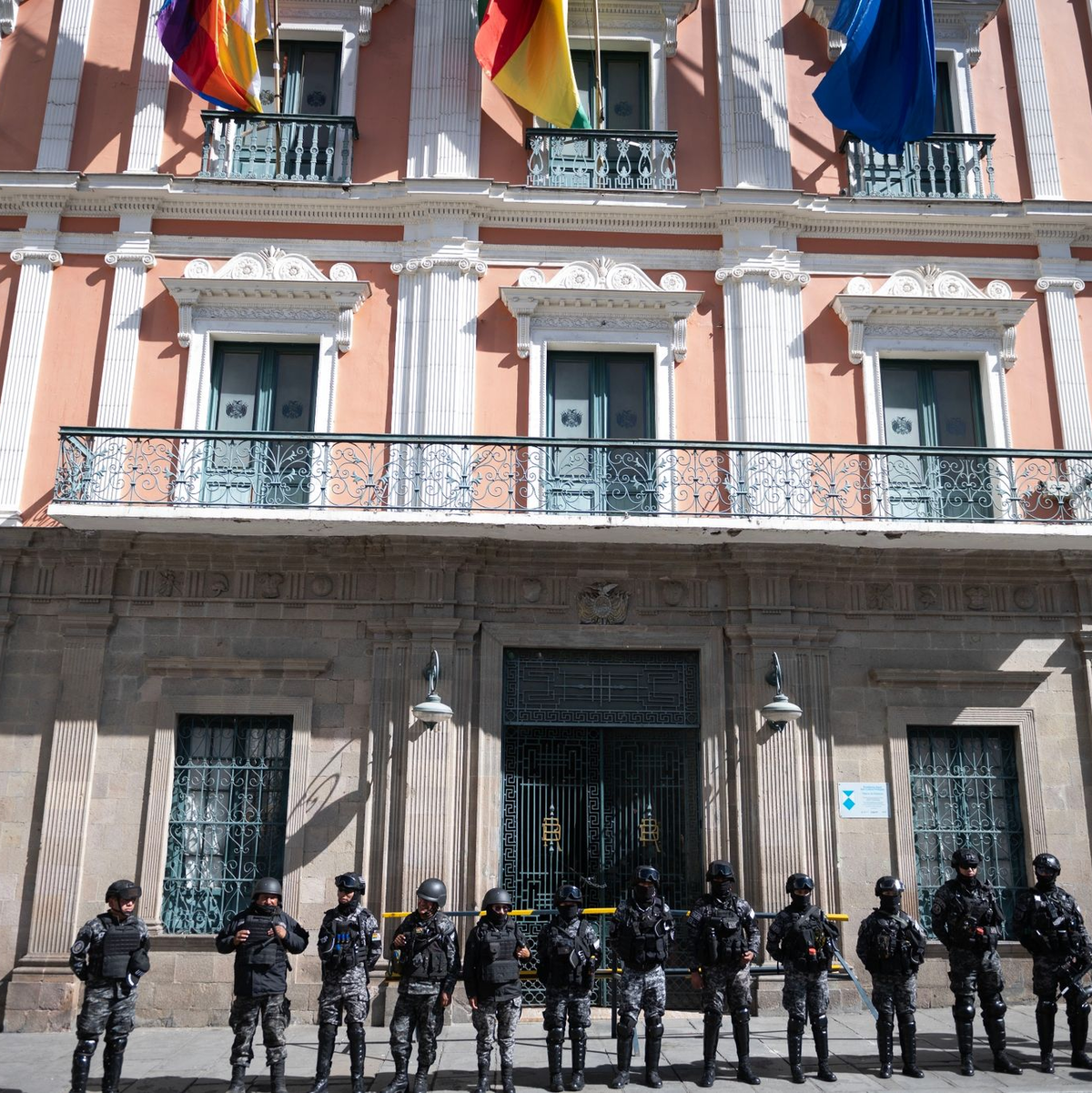 Eine Tag nach dem Putschversuche schützen Sicherheitskräfte den Regierungspalast im bolivianischen La Paz - Foto: Radoslaw Czajkowski/dpa