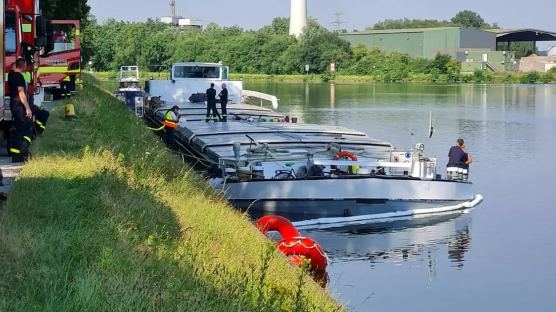 FW Datteln: Sondereinheit Wasser der Feuerwehr Datteln unterstützt bei Schiffshavarie in Castrop-Rauxel - Bild: presseportal.de