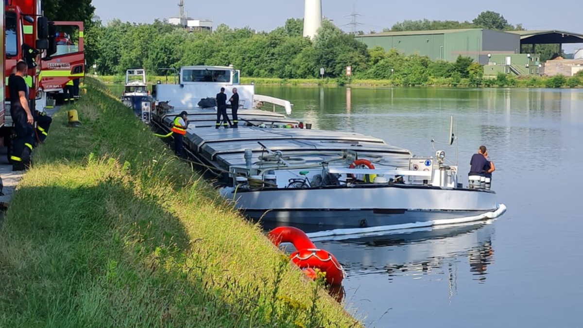 FW Datteln: Sondereinheit Wasser der Feuerwehr Datteln unterstützt bei Schiffshavarie in Castrop-Rauxel - Foto: presseportal.de