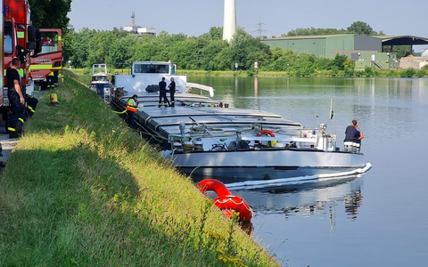 FW Datteln: Sondereinheit Wasser der Feuerwehr Datteln unterstützt bei Schiffshavarie in Castrop-Rauxel - Foto: presseportal.de