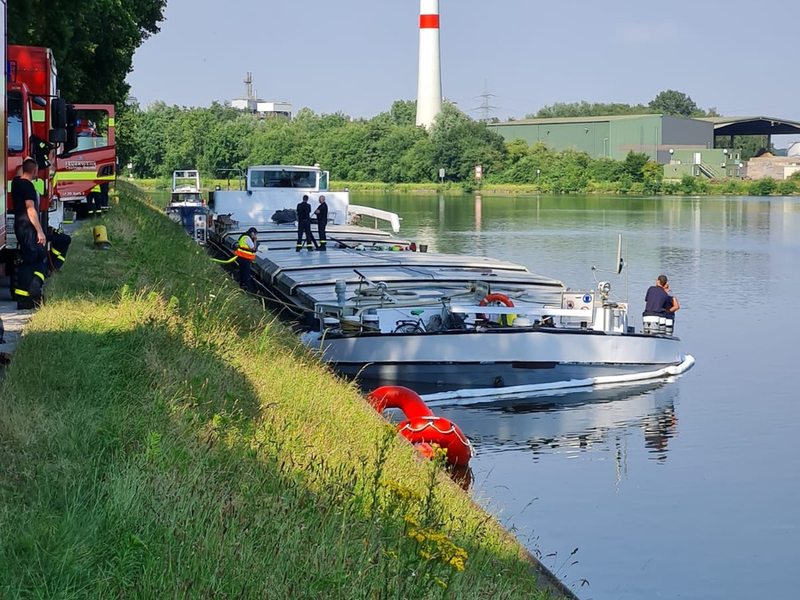 FW Datteln: Sondereinheit Wasser der Feuerwehr Datteln unterstützt bei Schiffshavarie in Castrop-Rauxel - Foto: presseportal.de