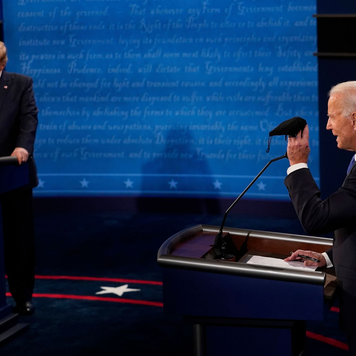 Donald Trump (l) und Joe Biden treffen im TV-Duell aufeinander. - Foto: Morry Gash/AP Pool/dpa