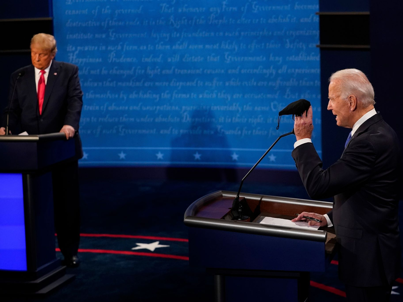 Donald Trump (l) und Joe Biden treffen im TV-Duell aufeinander. - Foto: Morry Gash/AP Pool/dpa