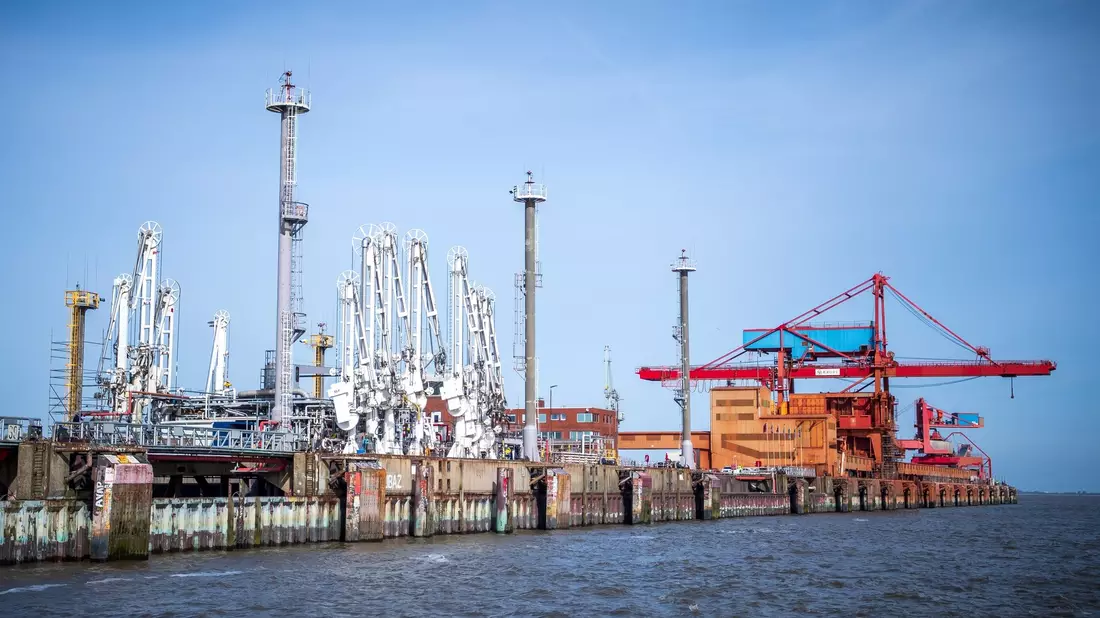 Der Industriehafen Stade wird für das geplante Import-Terminal für Flüssigerdgas erweitert. - Bild: Sina Schuldt/dpa