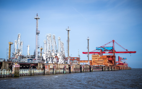 Der Industriehafen Stade wird für das geplante Import-Terminal für Flüssigerdgas erweitert. - Foto: Sina Schuldt/dpa