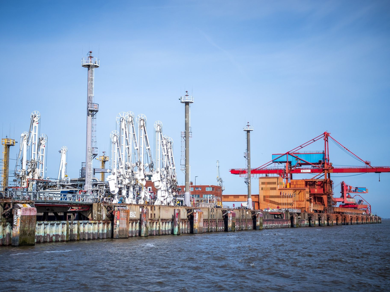 Der Industriehafen Stade wird fĂŒr das geplante Import-Terminal fĂŒr FlĂŒssigerdgas erweitert. - Foto: Sina Schuldt/dpa