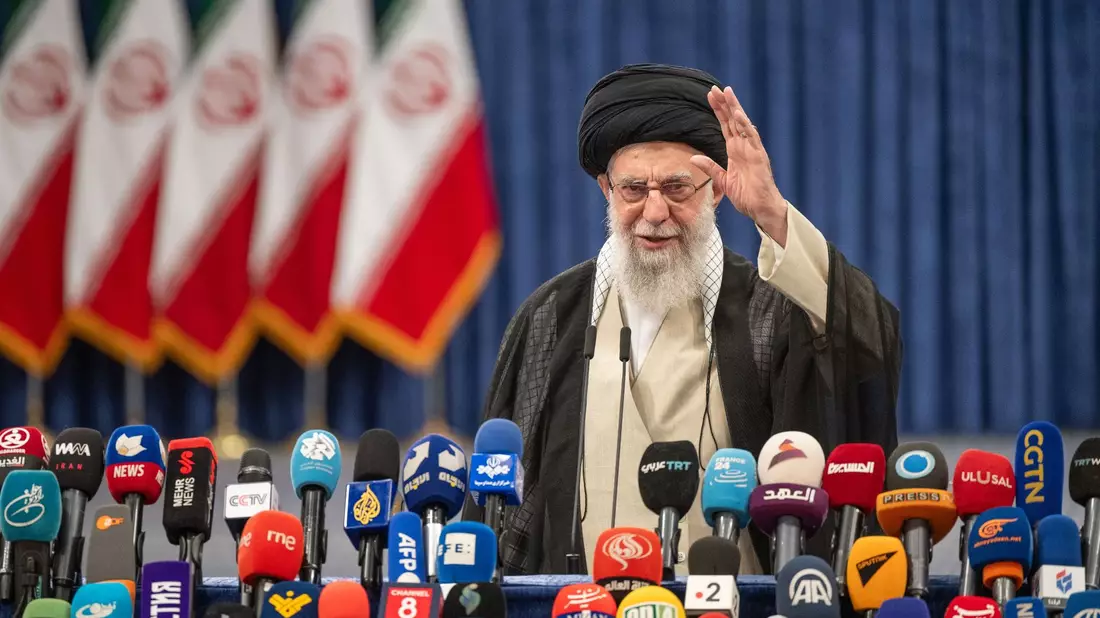 Irans Religionsführer Ajatollah Ali Chamenei hat die Präsidentschaftswahl im Iran eröffnet. - Bild: Arne Bänsch/dpa