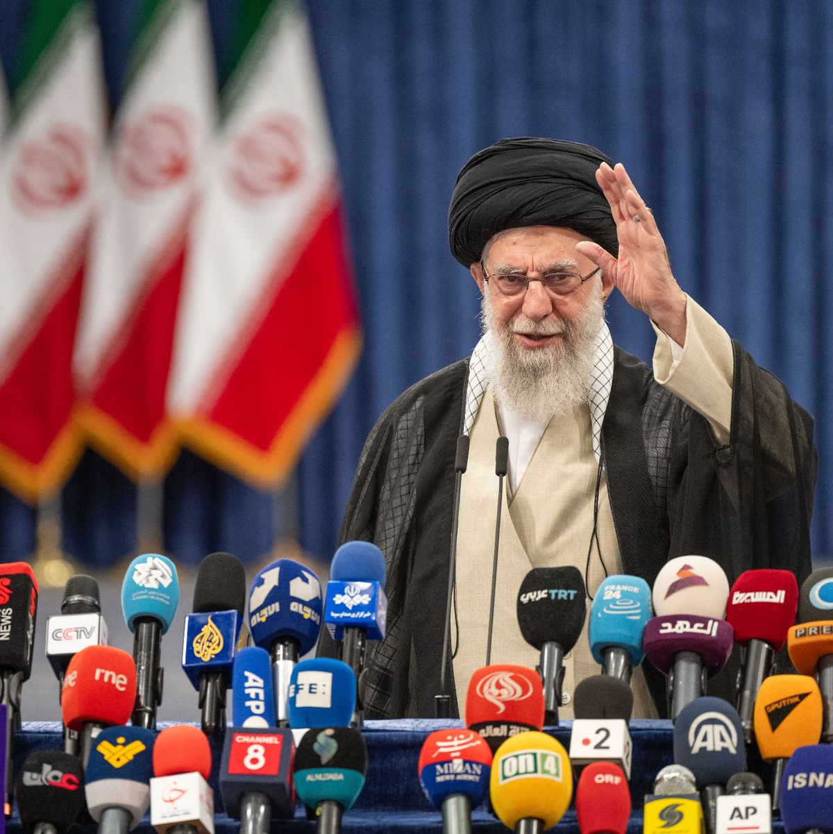 Irans Religionsführer Ajatollah Ali Chamenei hat die Präsidentschaftswahl im Iran eröffnet. - Foto: Arne Bänsch/dpa