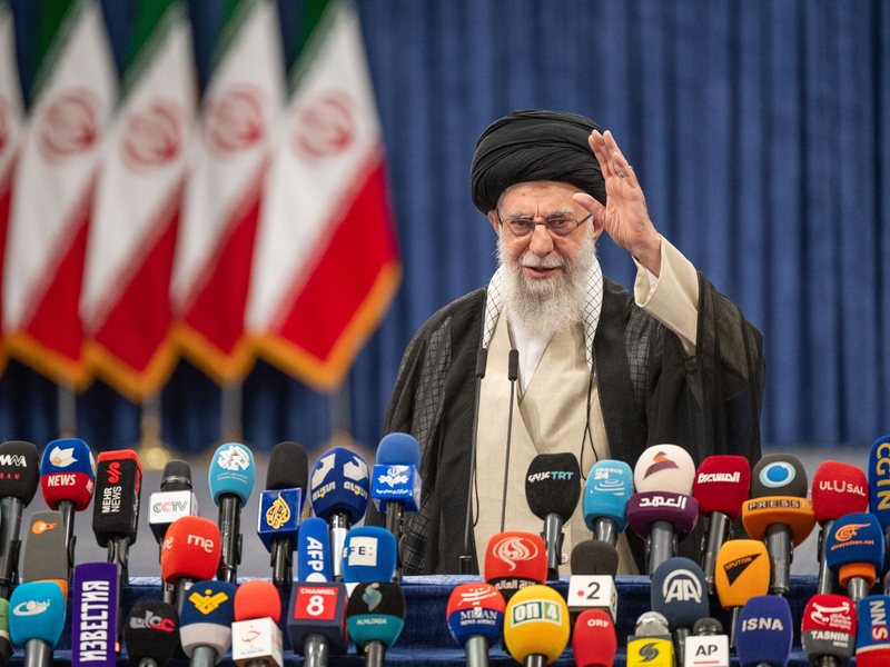 Irans Religionsführer Ajatollah Ali Chamenei hat die Präsidentschaftswahl im Iran eröffnet. - Foto: Arne Bänsch/dpa