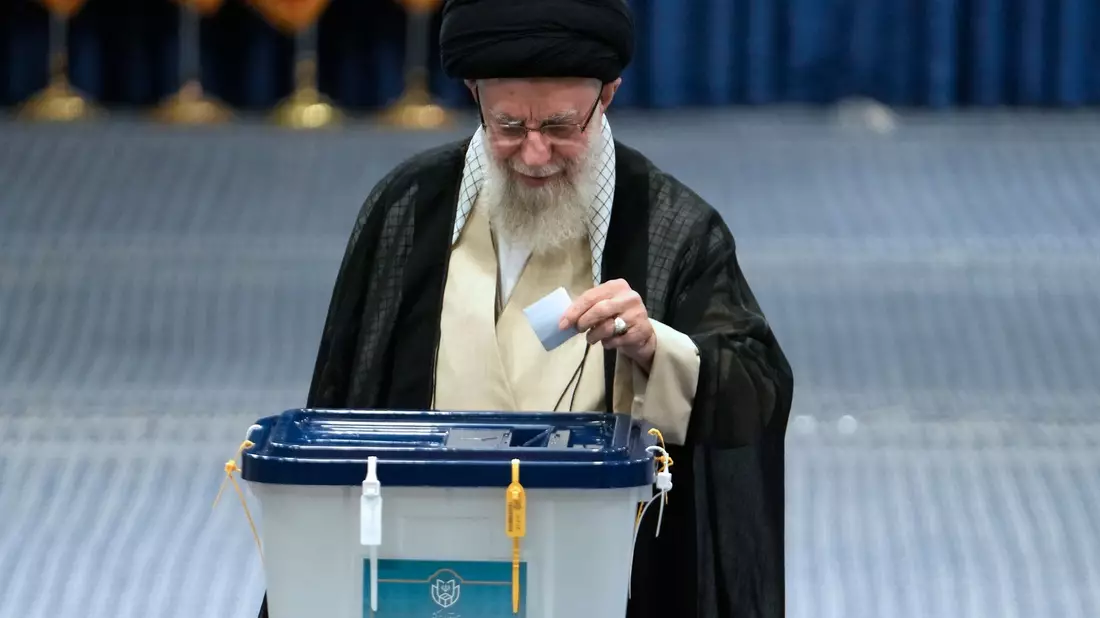 Irans Religionsführer Ajatollah Ali Chamenei gibt bei der Eröffnung der Präsidentenwahl seinen Stimmzettel ab. - Bild: Vahid Salemi/AP