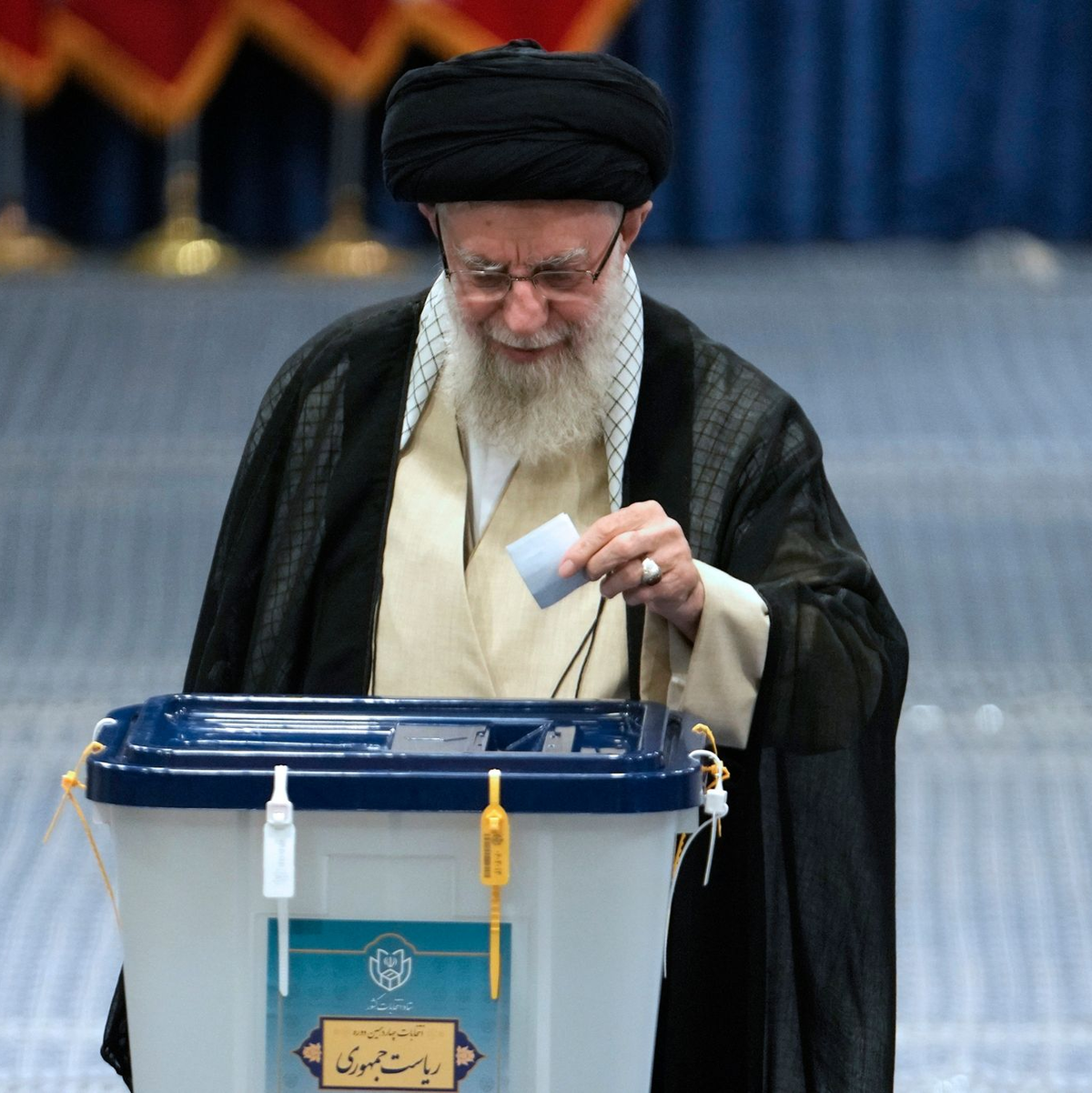 Irans Religionsführer Ajatollah Ali Chamenei gibt bei der Eröffnung der Präsidentenwahl seinen Stimmzettel ab. - Foto: Vahid Salemi/AP