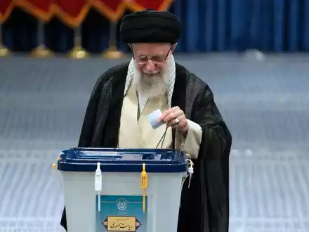 Irans Religionsführer Ajatollah Ali Chamenei gibt bei der Eröffnung der Präsidentenwahl seinen Stimmzettel ab. - Foto: Vahid Salemi/AP
