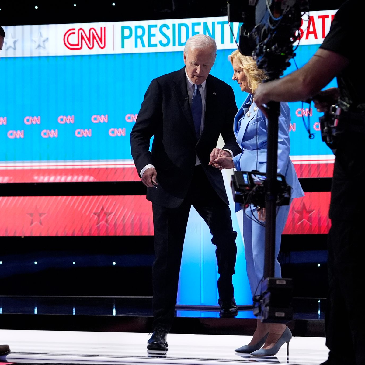 US-Präsident Joe Biden verlässt die Bühne während einer Pause. - Foto: Gerald Herbert/AP