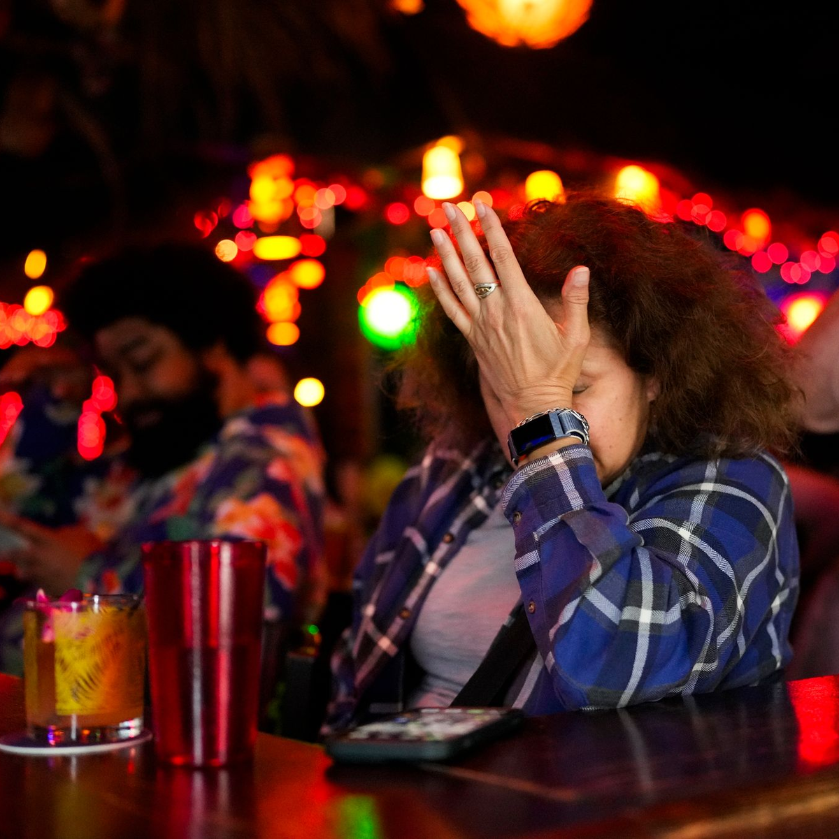 Reaktion einer TV-Zuschauerin, als Donald Trump darüber spricht, wie er mit dem Krieg zwischen Israel und der Hamas umgehen würde. - Foto: Lindsey Wasson/AP/dpa