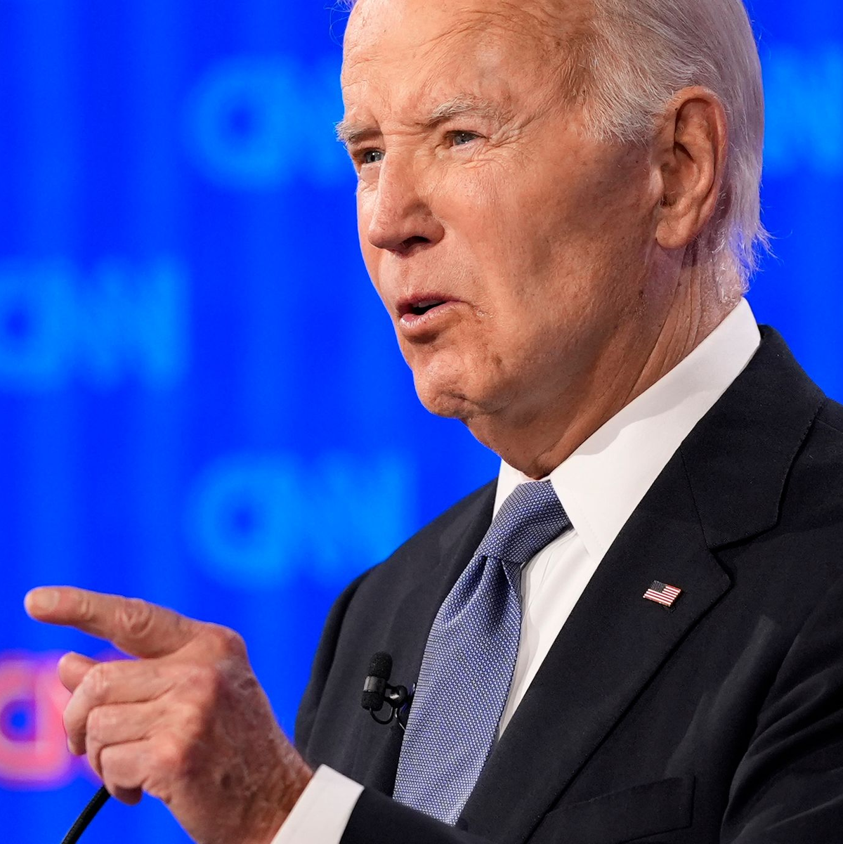 Joe Biden versuchte, sich angriffslustig zu geben, doch er wirkte kraftlos. - Foto: Gerald Herbert/AP/dpa