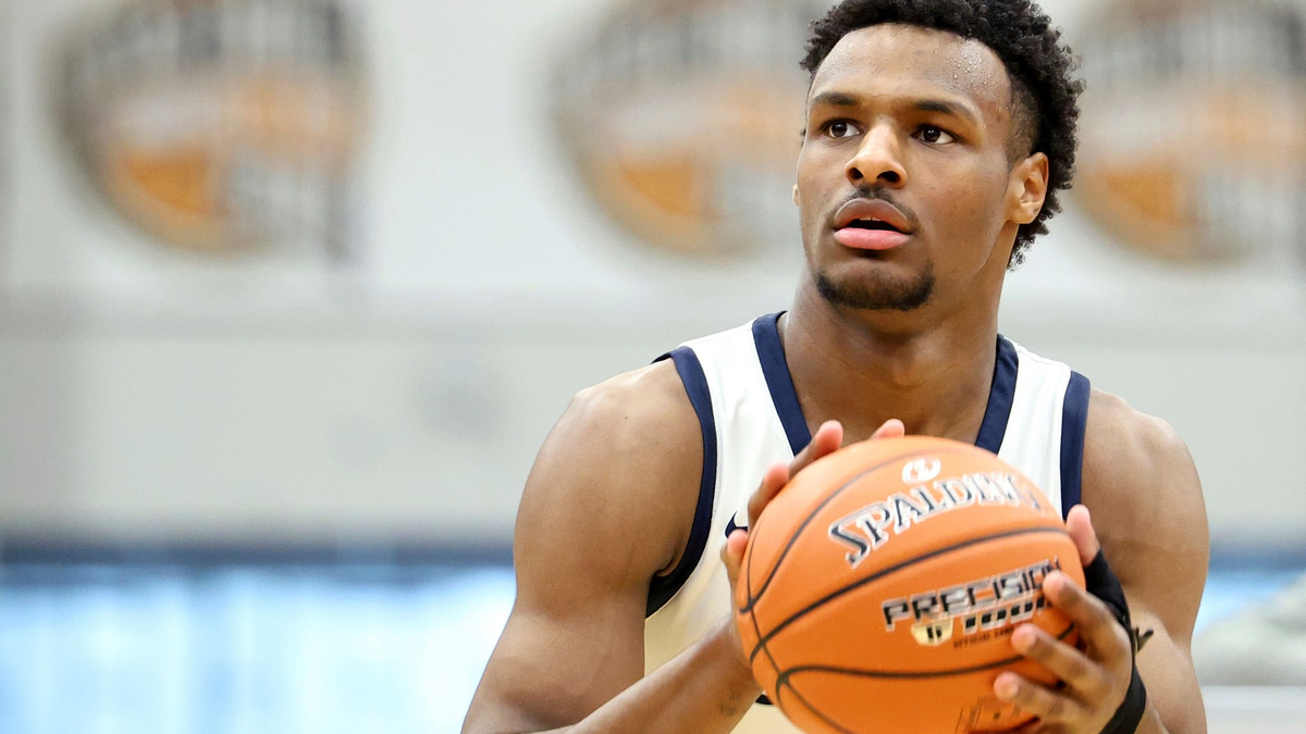 Der Sohn von Basketball-Superstar LeBron James, Bronny James, ist von den Los Angeles Lakers gedraftet worden. - Foto: Gregory Payan/AP/dpa