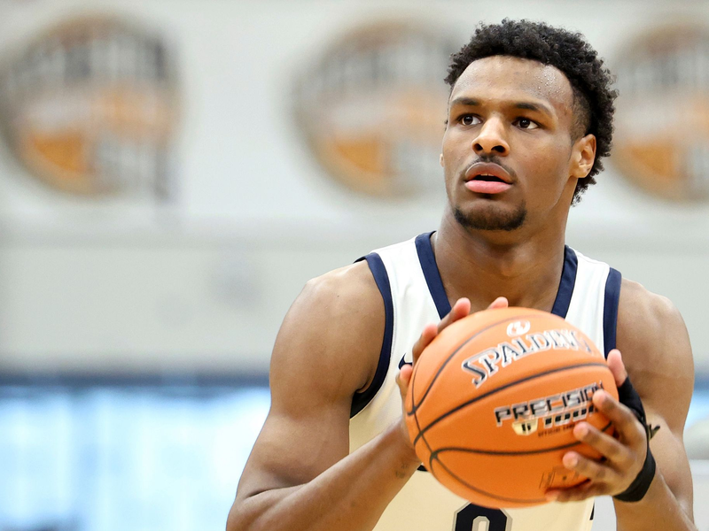 Der Sohn von Basketball-Superstar LeBron James, Bronny James, ist von den Los Angeles Lakers gedraftet worden. - Foto: Gregory Payan/AP/dpa