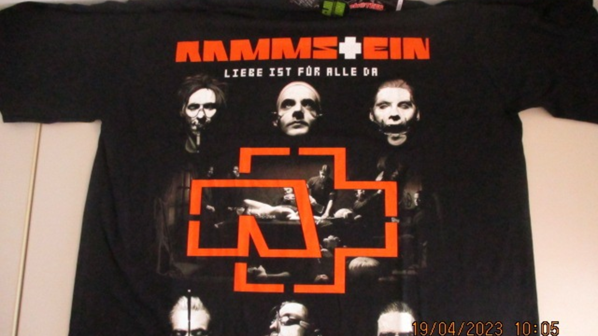 HZA-HH: Fast 100 gefälschte Band-Shirts sichergestellt/ Zoll vernichtet T-Shirts der Bands Iron-Maiden, AC/DC und Rammstein - Foto: presseportal.de