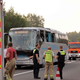Rettungskräfte stehen neben dem beschädigten Reisebus auf der Autobahn 24. - Foto: SWM DV Studio
Ralf Drefin/dpa
