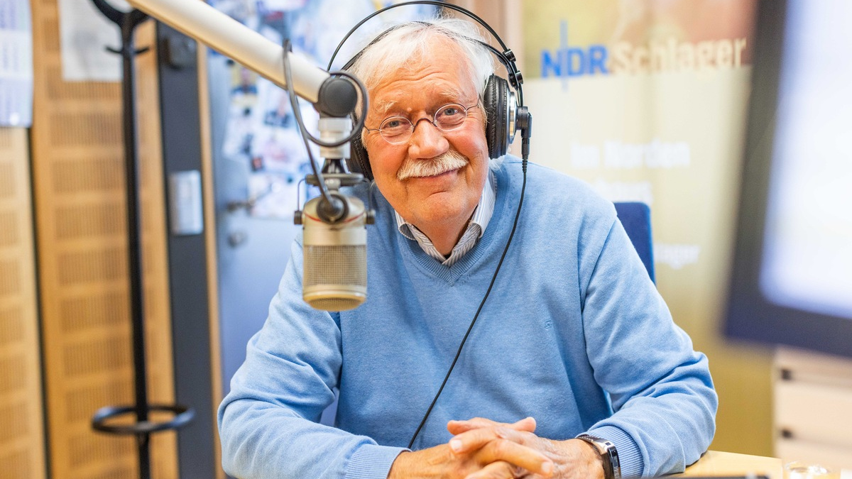 Zurück aus der Pause: Carlo von Tiedemann wieder am NDR Schlager Mikrofon - Foto: NDR/Andrea Seifert / Weiterer Text über ots und www.presseportal.de/nr/6561 / Die Verwendung dieses Bildes für redaktionelle Zwecke ist unter Beachtung aller mitgeteilten Nutzungsbedingungen zulässig und dann auch honorarfrei. Veröffentlichung ausschließl