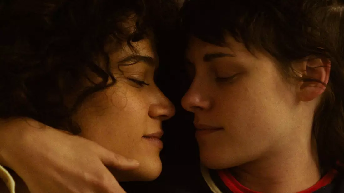 Katy M. O’Brian (l) und Kristen Stewart als Jackie und Lou in einer Szene des Films «Love Lies Bleeding». - Bild: Courtesy of A24/Plaion Pictures/dpa