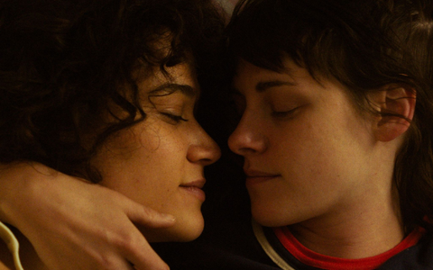 Katy M. O’Brian (l) und Kristen Stewart als Jackie und Lou in einer Szene des Films «Love Lies Bleeding». - Foto: Courtesy of A24/Plaion Pictures/dpa