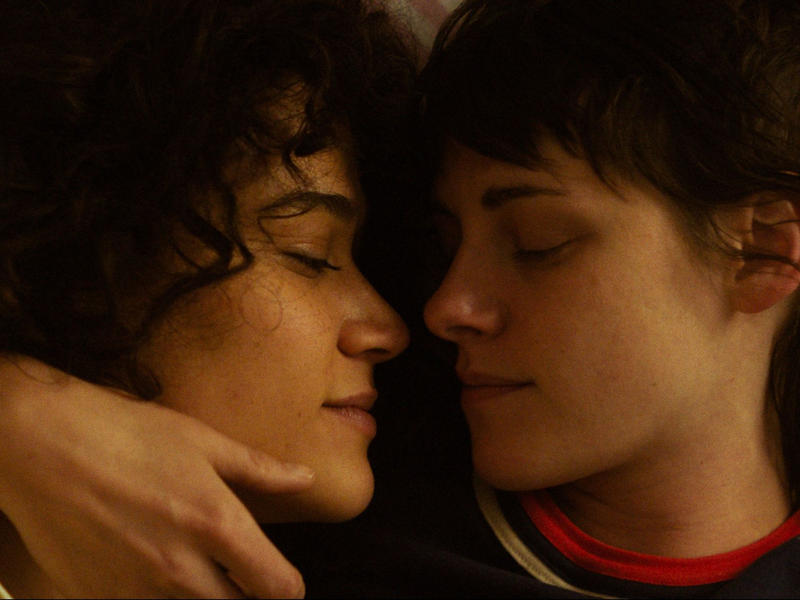 Katy M. O’Brian (l) und Kristen Stewart als Jackie und Lou in einer Szene des Films «Love Lies Bleeding». - Foto: Courtesy of A24/Plaion Pictures/dpa