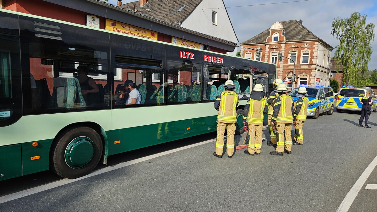 FW Datteln: Unfall mit Schulbus - Foto: presseportal.de