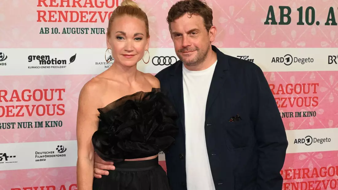 Sebastian Bezzel und Lisa Maria Potthoff bei der Premiere von «Rehragout Rendezvous» in München. - Bild: Felix Hörhager/dpa