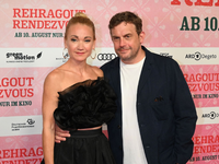 Sebastian Bezzel und Lisa Maria Potthoff bei der Premiere von «Rehragout Rendezvous» in München. - Foto: Felix Hörhager/dpa