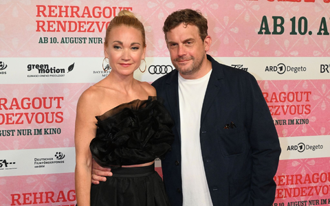 Sebastian Bezzel und Lisa Maria Potthoff bei der Premiere von «Rehragout Rendezvous» in München. - Foto: Felix Hörhager/dpa