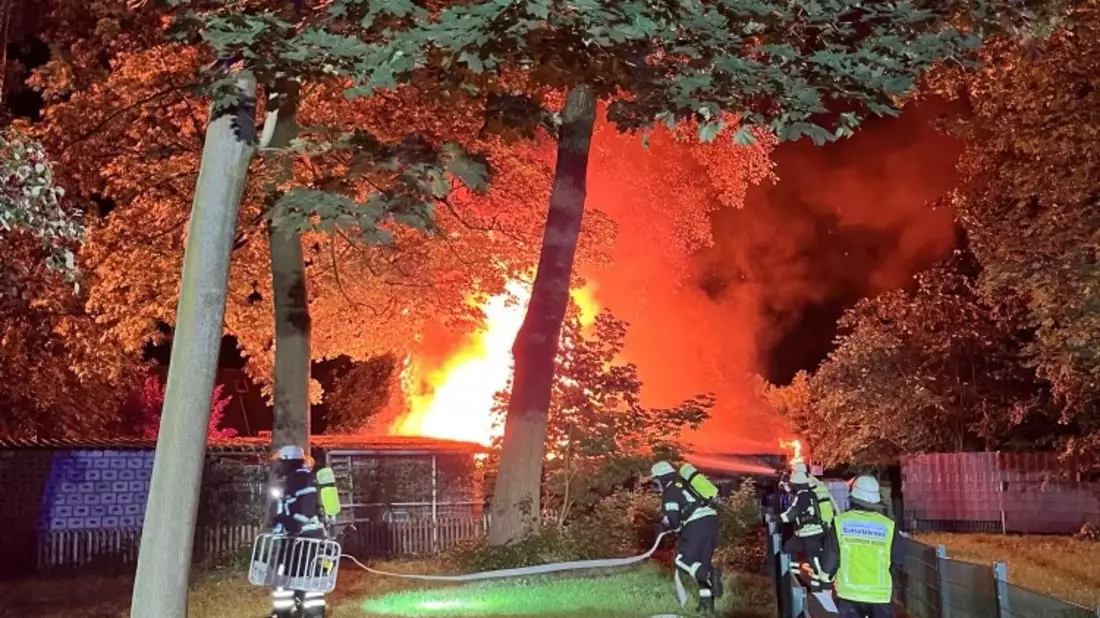 POL-WES: Moers - Gartenlaube brennt vollständig aus. Zeugensuche - Bild: presseportal.de