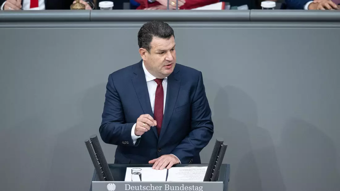 Bundesarbeitsminister Hubertus Heil spricht bei der Debatte im Bundestag. Die Gesetzesänderung zur Vergütung von Betriebsräten wurde vom Parlament einstimmig beschlossen. - Bild: Hannes P. Albert/dpa