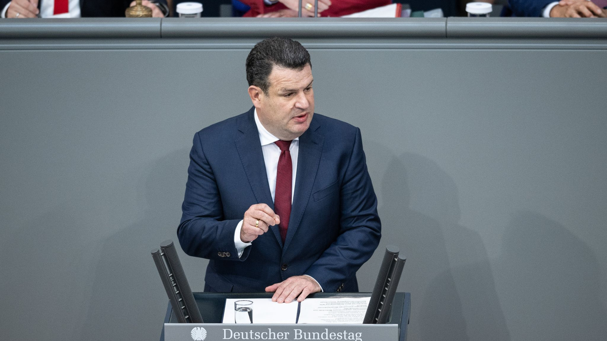 Bundesarbeitsminister Hubertus Heil spricht bei der Debatte im Bundestag. Die Gesetzesänderung zur Vergütung von Betriebsräten wurde vom Parlament einstimmig beschlossen. - Foto: Hannes P. Albert/dpa
