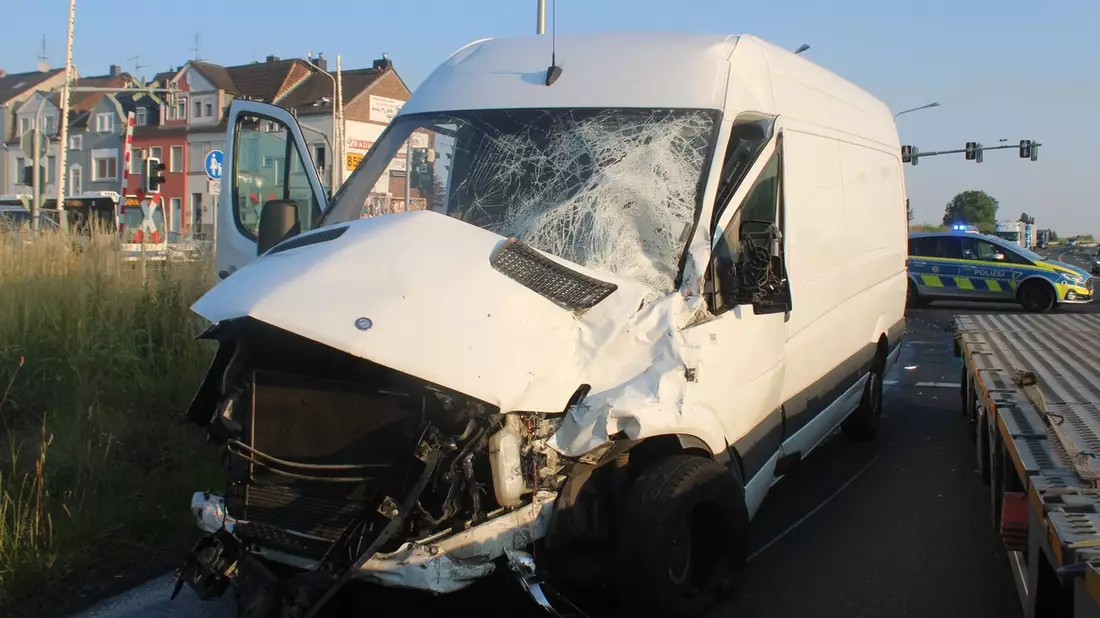POL-DN: Unfall zwischen Lkw und Pkw - Bild: presseportal.de