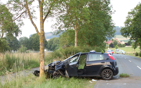 POL-HX: Pkw gegen Baum - Fahrerin mit Rettungshubschrauber in Klinik geflogen - Foto: presseportal.de