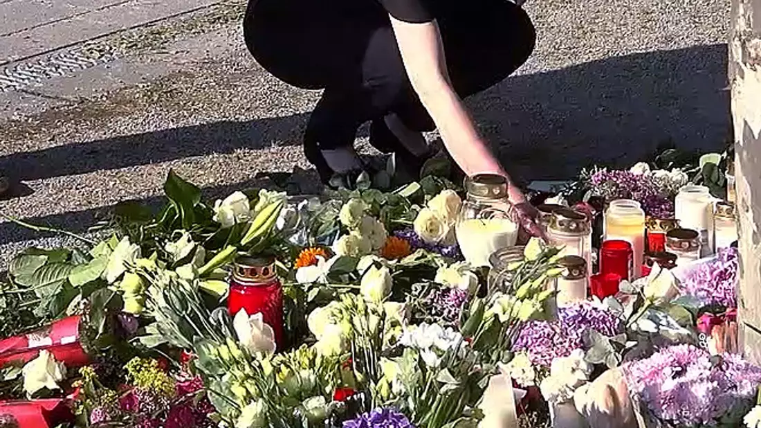 Menschen trauern nach dem tödlichen Angriff in Bad Oeynhausen. - Bild: Sandra Knauthe/TNN/dpa