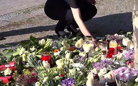 Menschen trauern nach dem tödlichen Angriff in Bad Oeynhausen. - Foto: Sandra Knauthe/TNN/dpa
