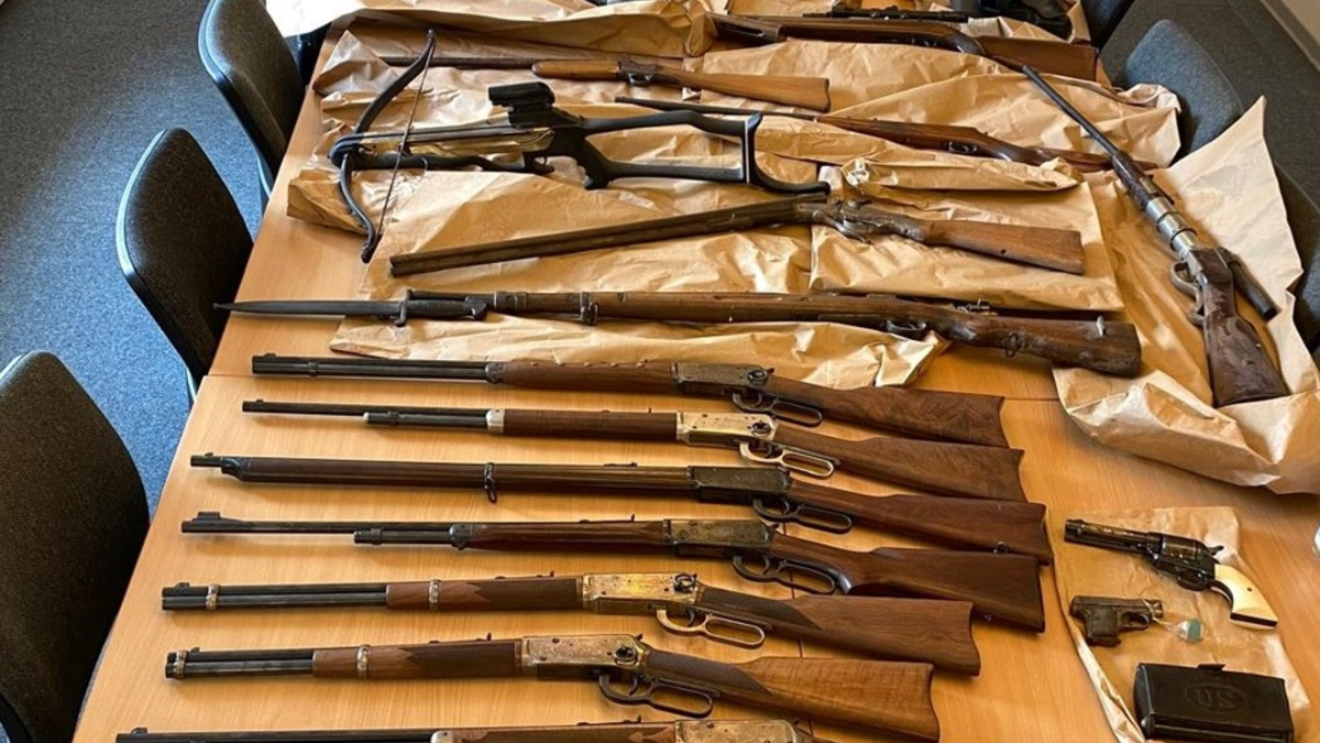 POL-FL: Angeln: Großer Waffenfund nach Wohnungsdurchsuchung - Foto: presseportal.de