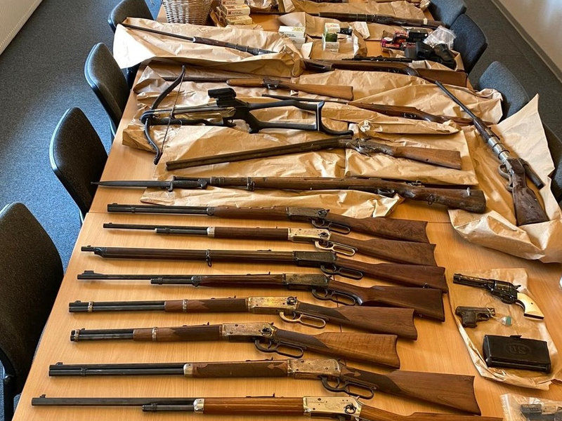 POL-FL: Angeln: Großer Waffenfund nach Wohnungsdurchsuchung - Foto: presseportal.de