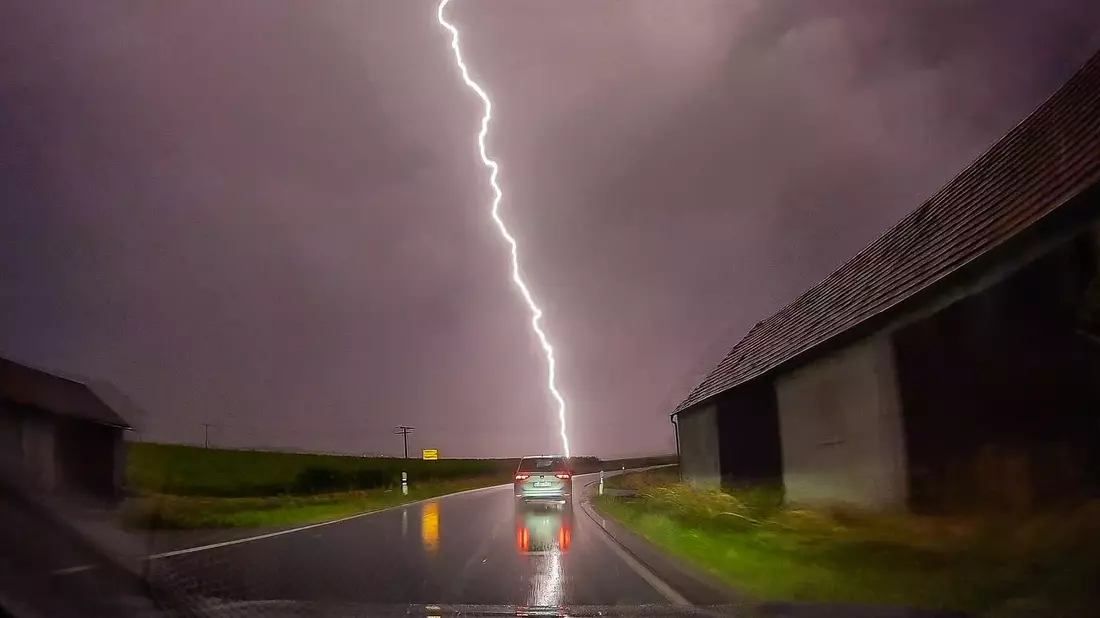 Ein Blitz ist am Himmel über Pförring in Bayern zu sehen. - Bild: Ferdinand Merzbach/NEWS5/dpa
