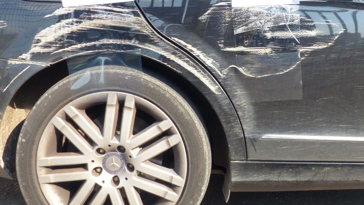 POL-GM: Unfallflucht auf Wanderparkplatz - Foto: presseportal.de