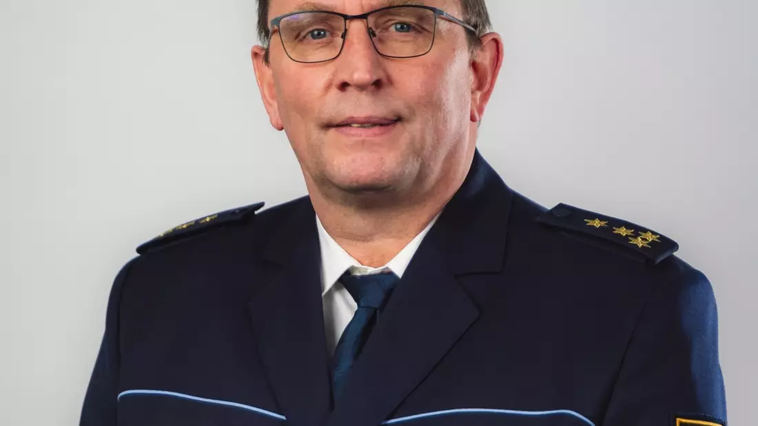 POL-AA: Amtswechsel beim Polizeipräsidium Aalen: Polizeipräsident Reiner Möller verabschiedet Polizeivizepräsident Wolfgang Reubold und begrüßt dessen Nachfolger Leitender Polizeidirektor Jürgen Schäberle - Bild: presseportal.de